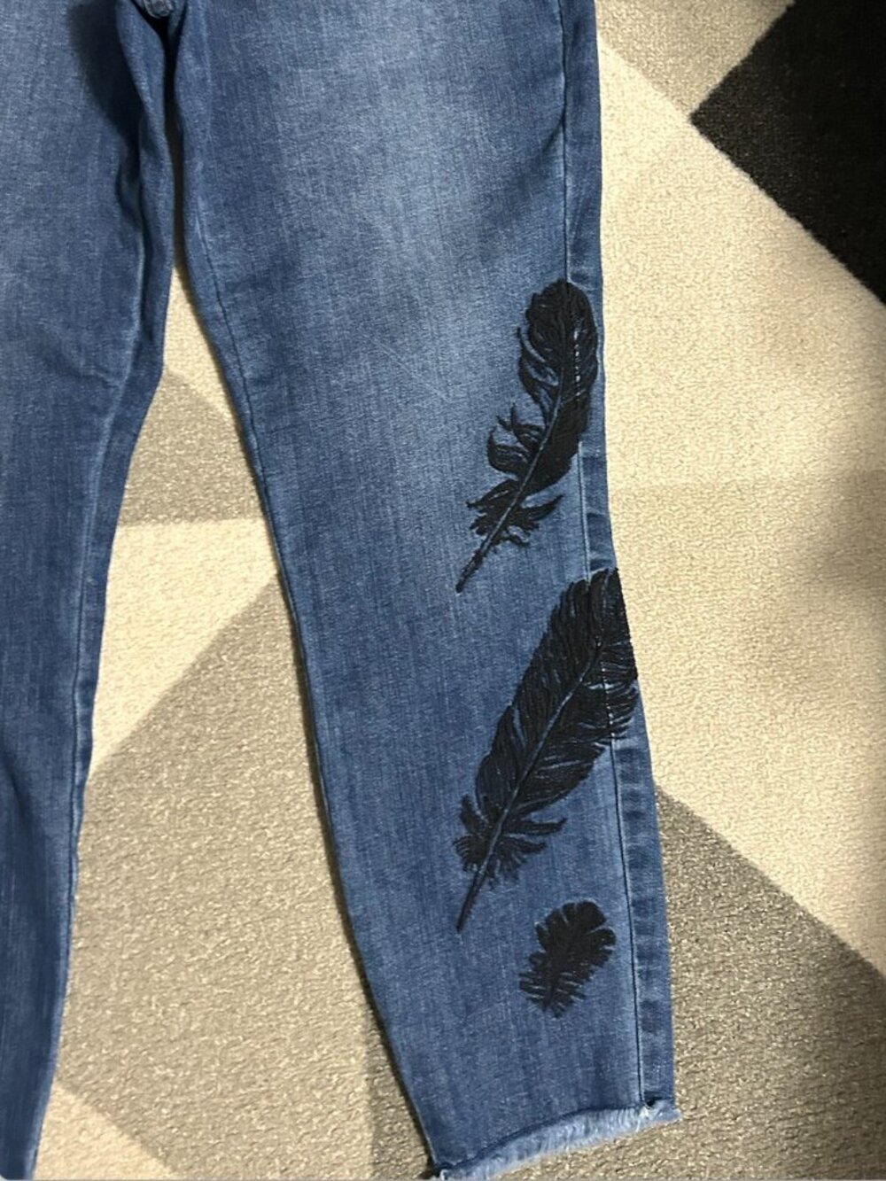 A.N.A Feather Embroidered Distressed Raw Hem Skinny Ankle Jeans Women's Size 2 - Picture 5 of 9
